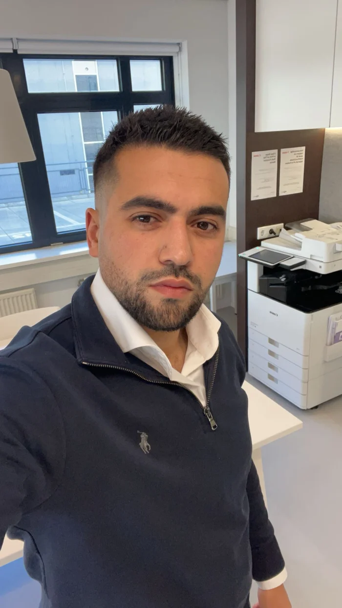 Salim, uw boekhouder in Rotterdam, op kantoor